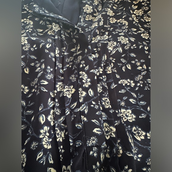 Vince Camuto Plus Size Flutter Sleeve Pintuck Dress Size 1X Navy Floral Print - Picture 6 of 12